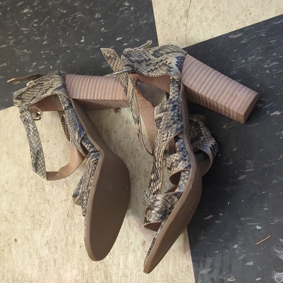 Heels - Picture 2 of 4